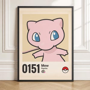 Op de afbeelding: Een ingelijste poster met het lichtroze Mew-personage met grote blauwe ogen tegen een beige achtergrond. Onder de illustratie staat de tekst 0151, Mew en Psychic, vergezeld van een klein spiraalpictogram en een rood-witte Poké Ball-afbeelding.