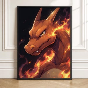 Könnte beinhalten: Ein gerahmter Wandkunstdruck mit einer detaillierten Illustration einer drachenartigen Kreatur mit orangefarbener Haut, spitzen Hörnern und einem grimmigen Ausdruck. Die Kreatur ist von lebhaften, wirbelnden gelben und orangefarbenen Flammen umgeben.