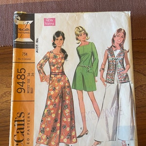 Könnte beinhalten: Vintage McCall's Schnittmuster für Damen-Culottes in drei Ausführungen und eine ärmellose Jacke. Die Schnittmuster-Nummer lautet 9485, Größe 14, Brustumfang 91 cm. Das Schnittmuster ist auf weißem Papier mit einem Blumendesign gedruckt.