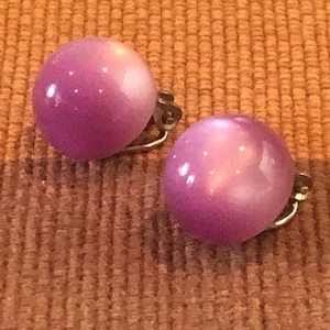Vintage 1950s Mauve Moonglow Lucite Earrings | 1950s Lucite | Clip On
