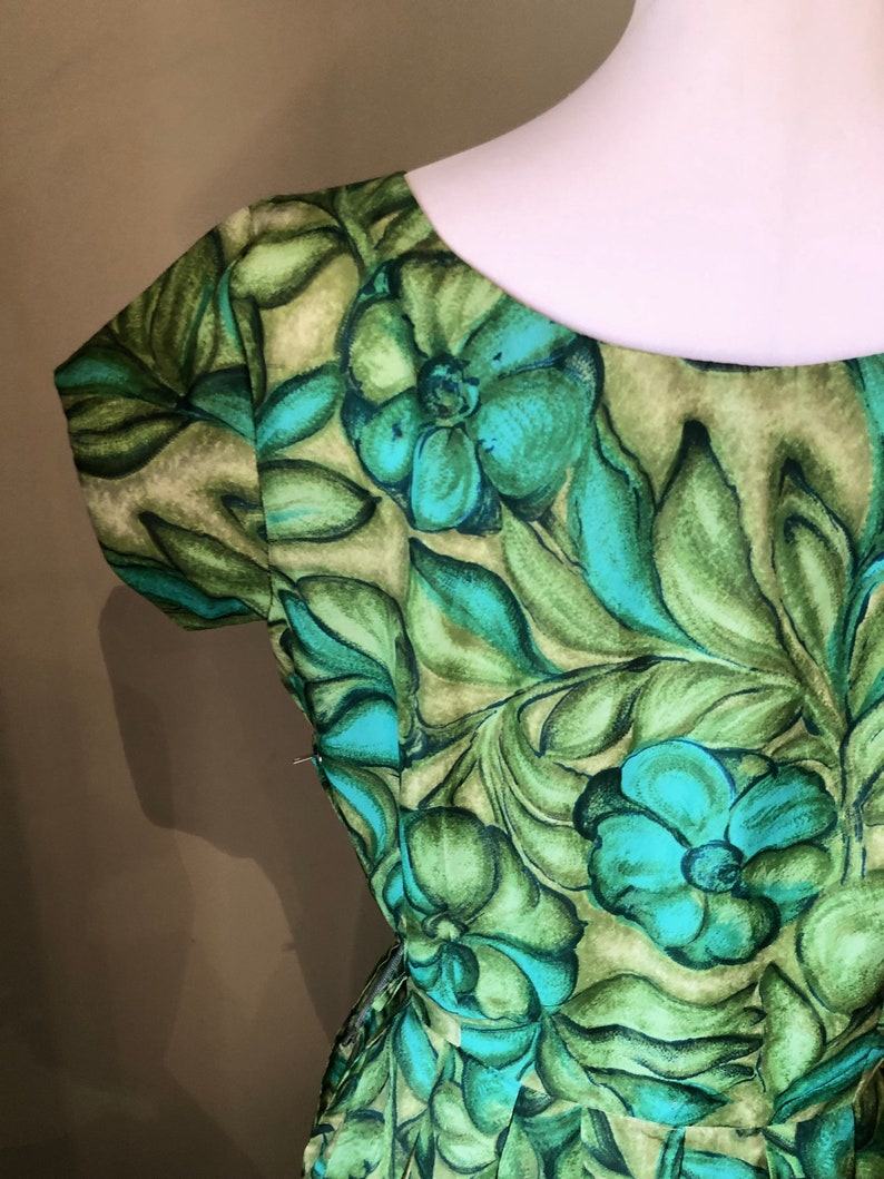 Vintage 1950s Green and Blue Foral Dress Bust 37 1950s green dress image 3