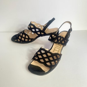 Chaussures Moya en daim noir à découpes vintage de la fin des années 60 | Chaussures en daim des années 60 | Sandales noires pour femme des années 1960 | 5,5 AUD