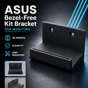 Può includere: Una staffa nera stampata in 3D per kit ASUS Bezel-Free per monitor. Il componente a forma di L presenta due fori di montaggio circolari sul pannello posteriore verticale e una fessura orizzontale sulla base. Il testo include SIMRACINGEUROPE, ASUS Bezel-Free Kit Bracket, 3D PRINTED, CLEAN FIT e EASY MOUNTING.