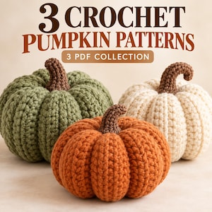 Może przedstawiać: Trzy szydełkowane dynie w kolorze oliwkowym, palonej pomarańczy i kremowym, każda z brązową łodygą. Tekst 3 CROCHET PUMPKIN PATTERNS 3 PDF COLLECTION znajduje się nad dyniami, które są ułożone w grupę na neutralnej powierzchni.