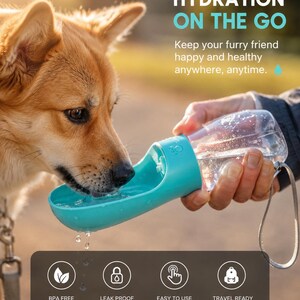 Può includere: Una borraccia portatile color verde acqua per animali domestici con serbatoio trasparente e ciotola integrata. Il testo recita: HYDRATION ON THE GO, Keep your furry friend happy and healthy anywhere, anytime. BPA FREE, LEAK PROOF, EASY TO USE, TRAVEL READY.