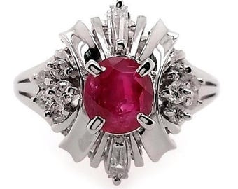 Anel de noivado em platina 900 com rubi birmanês natural de 1,10 ct certificado pelo IGI, design em formato de bailarina em um intenso tom rosa-avermelhado, pureza FG VS de 0,29 ct.