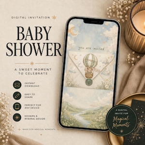 Puede incluir: Un teléfono inteligente muestra una invitación digital para baby shower con un osito de peluche en un globo aerostático sobre un sobre. La pantalla muestra el texto 'you are invited' sobre un fondo de cielo con nubes y estrellas.