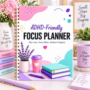 Puede incluir: Un planificador de espiral ADHD-Friendly Focus Planner con cubierta blanca, formas abstractas rosas y turquesas, texto morado, una planta de lavanda, una taza rosa con un corazón blanco y dos cuadernos apilados en turquesa y morado.