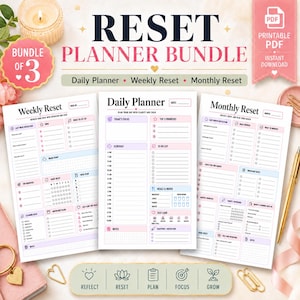 Pode incluir: Um conjunto de planejadores em PDF imprimível com três páginas intituladas Weekly Reset, Daily Planner e Monthly Reset. As páginas incluem seções para horários, listas de tarefas, planos de refeições e rastreadores de hábitos em tons suaves de rosa, azul e roxo.