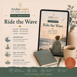 Può includere: Una guida e un quaderno di esercizi digitale intitolato Ride the Wave: Calm Through Panic Attacks di ArchieGuides. Il set include un tablet che mostra la copertina, un quaderno a spirale con il testo Breathe. Anchor. Ride the Wave e una penna.