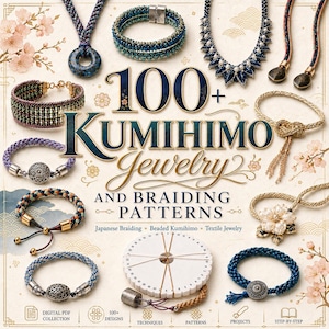 Op de afbeelding: Een boekomslag getiteld 100+ Kumihimo Jewelry and Braiding Patterns met diverse gevlochten en met kralen versierde armbanden en kettingen, een ronde witte vlechtplaat met genummerde randen en illustraties van kersenbloesems.