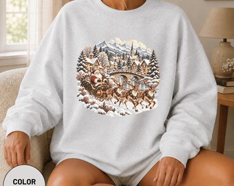 Könnte beinhalten: Ein aschgraues Sweatshirt mit Rundhalsausschnitt und einem zentralen Grafikdruck, der den Weihnachtsmann in einem von drei Rentieren gezogenen Schlitten zeigt. Die Szene zeigt ein verschneites Dorf mit Häusern, Tannen und Bergen.
