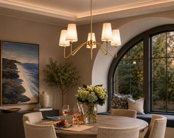 Lampadario a 5 luci in ottone realizzato a mano con paralumi in lino bianco, stile moderno di metà secolo, ideale per la sala da pranzo.