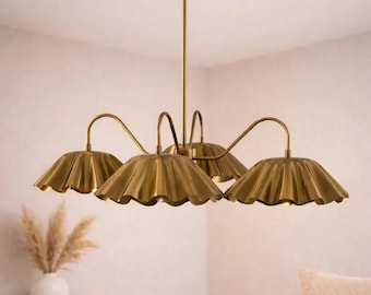 Ręcznie robiony mosiężny żyrandol w stylu Mid-Century Modern z abażurem w kształcie muszli