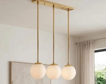 Lampadario a sospensione lineare a 3 globi in ottone, vetro satinato, apparecchio di illuminazione da soffitto in stile metà secolo