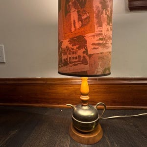 Vintage-Teekannenlampe im Stil der Colonial Revival-Ära aus den 1960er-Jahren mit historischem Toile-de-Jouy-Lampenschirm | Amerikanische Akzentleuchte aus Messing im Mid-Century-Stil