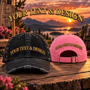 Könnte beinhalten: Eine schwarze Baseballkappe im Used-Look und eine rosa Baseballkappe, beide mit dem gestickten Text YOUR TEXT & DESIGN in Gold. Die schwarze Kappe ist von vorne zu sehen, die rosa Kappe von hinten mit einem verstellbaren Riemen.