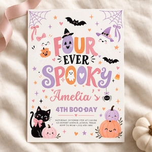 Può includere: Un biglietto d'invito rettangolare a tema Halloween con il testo Four Ever Spooky Amelia's 4th Boo-Day. Il design include illustrazioni di fantasmi, un gatto nero, pipistrelli, un ragno e zucche nei colori pastello rosa, viola e arancione.