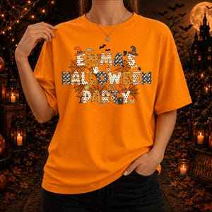 Op de afbeelding: Een oranje T-shirt met korte mouwen en een grafische print met de tekst EMMA'S HALLOWEEN PARTY. De letters zijn versierd met diverse patronen zoals stippen, strepen en zigzags, omringd door spinnenwebben, vleermuizen en pompoenen.