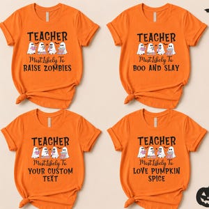 Op de afbeelding: Vier feloranje T-shirts met korte mouwen en een afbeelding van vier geesten die boeken vasthouden. De tekst luidt TEACHER, gevolgd door unieke zinnen zoals MOST LIKELY TO RAISE ZOMBIES, MOST LIKELY TO BOO AND SLAY, YOUR CUSTOM TEXT en MOST LIKELY TO LOVE PUMPKIN SPICE.