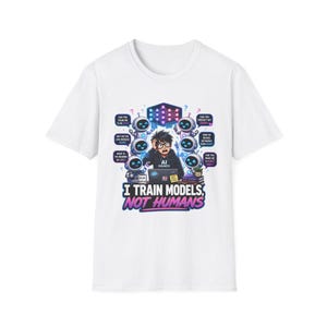 Op de afbeelding: Een wit t-shirt met een afbeelding van een persoon achter een laptop omringd door zes kleine robots. De tekst luidt: I TRAIN MODELS, NOT HUMANS, samen met diverse vragen zoals Can you train me to be right en What is the meaning of life?