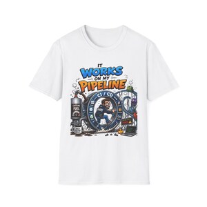 Puede incluir: Una camiseta blanca de manga corta con un estampado gráfico que incluye el texto IT WORKS ON MY PIPELINE. La ilustración muestra a una persona dentro de una rueda CI/CD, un tanque de combustible de cafeína, una montaña rusa y un portátil.