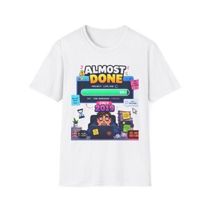 Maglietta/T-shirt grafica "Quasi finito", con barra di caricamento e design retrò da computer.