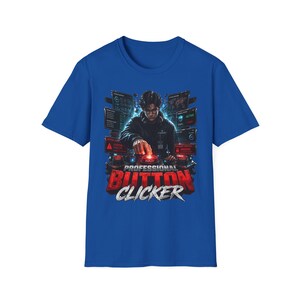 Op de afbeelding: Een koningsblauw t-shirt met een grafische print van een persoon met een koptelefoon en bril, die op een gloeiende rode knop op een console drukt, omringd door digitale schermen. De tekst "PROFESSIONAL BUTTON CLICKER" staat in vet rood en wit.