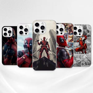 Peut inclure: Cinq coques de smartphone présentant diverses illustrations du personnage Deadpool en costume rouge et noir. Les designs montrent le personnage dans différentes poses, tenant des épées, sur des fonds de paysages urbains ou de planches de bande dessinée.