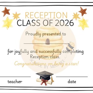 Może przedstawiać: Certyfikat zatytułowany RECEPTION CLASS OF 2026 z akwarelowym ulem, małą pszczołą oraz żółtymi i brązowymi gwiazdami. Tekst zawiera napisy Proudly presented to, for joyfully and successfully completing Reception class, Congratulations on being a star, teacher oraz date, z grafiką czapki absolwenta i dyplomu na dole.