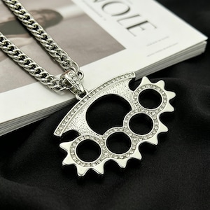 Gotiskt knogehalsband, punkigt silverhänge med statement-motiv, knogesmycken i mässing med strass, edgy streetwear-present