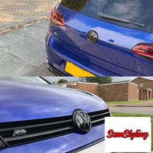 Puede incluir: Un Volkswagen azul con un emblema negro brillante en la parrilla delantera y en el maletero, acompañado de una insignia R. La imagen incluye un cuadrado blanco con el texto rojo SamStyling, mostrando modificaciones exteriores del coche.