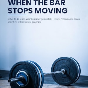Pode incluir: Uma capa de livro intitulada When the Bar Stops Moving, Strength Basics Book 2 da RNAebooks. O texto diz: What to do when your beginner gains stall - reset, recover, and reach your first intermediate program. Uma barra com anilhas pretas.