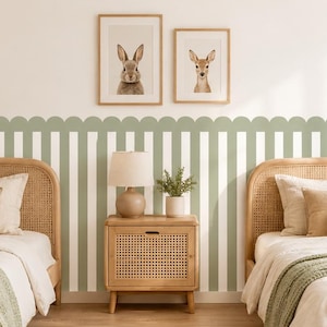 Può includere: Due letti singoli con telai in legno chiaro e testiere in rattan intrecciato, dotati di biancheria bianca e un plaid verde salvia. Tra i letti si trova un comodino in legno chiaro con una lampada, una piccola pianta e un tappeto rotondo in iuta.