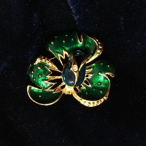 Vintage Emerald Green Enamel Floral Brooch with Center Rhinestone and Gold Tone Metal J034