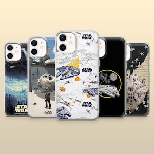 Puede incluir: Cinco fundas para smartphone con diseños de Star Wars. Las fundas muestran varias escenas que incluyen el Halcón Milenario, cazas X-wing, cazas TIE y el logotipo de Star Wars. Los diseños van desde paisajes forestales oscuros hasta batallas espaciales.