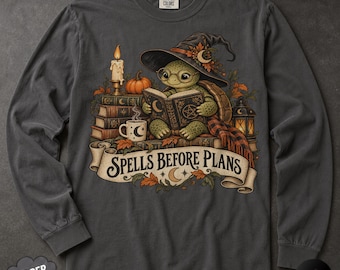 T-Shirt „Zauber vor Plänen“, Halloween-T-Shirt mit lesender Schildkröte, Wohlfühl-T-Shirt für Buchliebhaber, Hexengeschenk