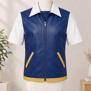 Könnte beinhalten: Eine kurzärmelige Jacke mit blauem Rumpf, durchgehendem Frontreißverschluss, weißem Kragen und Ärmeln sowie einem gelben Saumband. Die Jacke verfügt über zwei schräge, gelb abgesetzte Taschen auf der Vorderseite im Color-Blocking-Design.