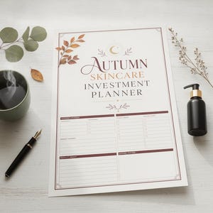 Könnte beinhalten: Ein weißer Papierplaner mit dem Titel Autumn Skincare Investment Planner, verziert mit einer Mondsichel und Blattgrafiken. Das Layout enthält Abschnitte für Produktnamen, Kosten und Tracker, eingerahmt von einem dünnen Rand mit dunkelroten Akzenten.