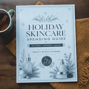 Könnte beinhalten: Ein weißer, rechteckiger Planer mit dem Titel Holiday Skincare Spending Guide und dem Untertitel Beauty Budget Planner. Das Cover zeigt dunkelgraue Illustrationen von Hautpflegeflaschen, Tannenzweigen und Schneeflocken sowie die Monate November, Dezember und Januar in einem zentralen Banner.