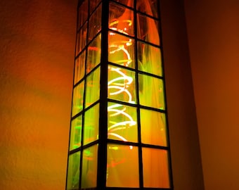 A Spiral Dual-Color Singularity encapsulated in a Stained-Glass Lamp