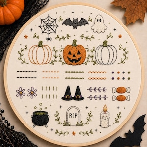 Könnte beinhalten: Ein runder hölzerner Stickrahmen mit einem cremefarbenen Stoffmuster, das gestickte Halloween-Motive wie ein Spinnennetz, eine Fledermaus, ein Gespenst, Kürbisse, Hexenhüte, einen Kessel, einen Grabstein mit RIP-Text, eine Kerze und Bonbons zeigt.