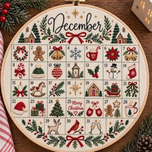 Pode incluir: Um bastidor de bordado circular contendo um calendário de tecido para dezembro. O design apresenta uma grade com quadrados numerados de 1 a 31, cada um exibindo ícones de Natal bordados como pão de mel, flocos de neve e presentes, com o texto December e Merry Christmas.