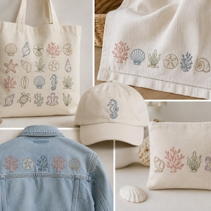 Può includere: Una collezione di articoli in tessuto color crema che comprende una borsa tote, un canovaccio, un berretto da baseball e una pochette con cerniera, tutti caratterizzati da ricami raffiguranti vita marina come conchiglie, coralli e alghe.