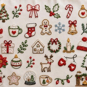 Op de afbeelding: Een verzameling geborduurde kersticonen op witte stof, waaronder een kerstboom, strik, hulst, zuurstok, kerstbal, want, mok, kerstsok, peperkoekmannetje, sneeuwvlok, bel, cadeau, huisje, krans, kaars, muts, kerstster, rendier en sneeuwpop.