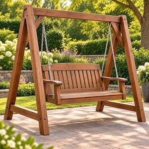 Puede incluir: Un columpio de jardín de madera marrón con respaldo y asiento de listones, suspendido por cadenas metálicas de un soporte de madera en forma de A. La estructura cuenta con vigas robustas y reposabrazos para un asiento estable al aire libre.