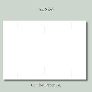 Op de afbeelding: Een rechthoekig wit vel papier in A4-formaat met dunne grijze registratietekens of snijlijnen op de boven-, midden- en onderrand. De tekst A4 Size staat bovenaan en Comfort Paper Co. staat onderaan afgedrukt.