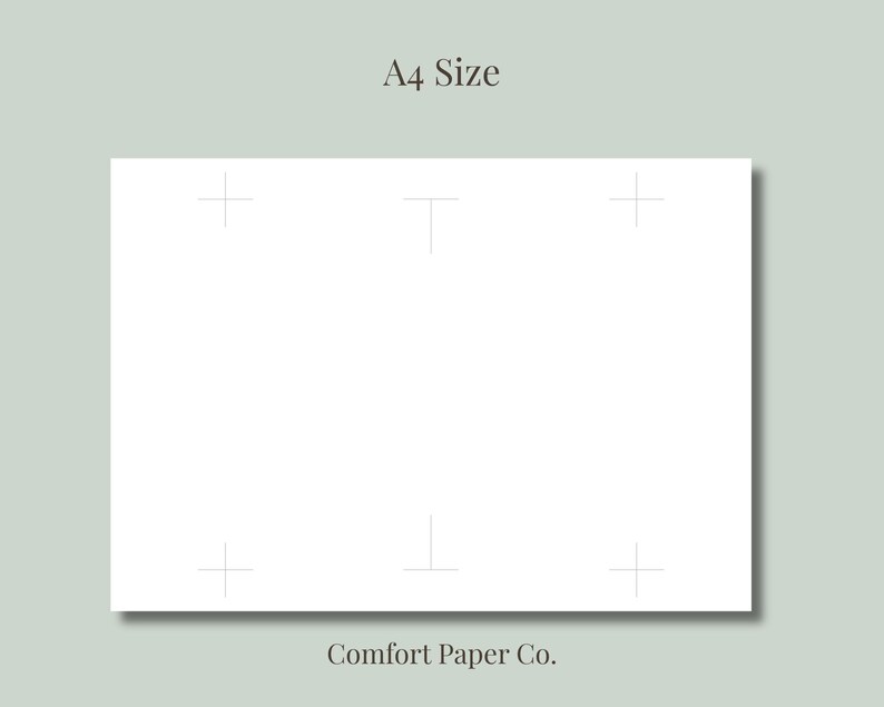 Op de afbeelding: Een rechthoekig wit vel papier in A4-formaat met dunne grijze registratietekens of snijlijnen op de boven-, midden- en onderrand. De tekst A4 Size staat bovenaan en Comfort Paper Co. staat onderaan afgedrukt.