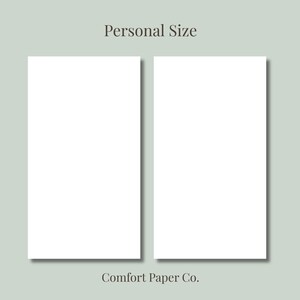 Op de afbeelding: Twee blanco witte rechthoekige papierinzetstukken naast elkaar geplaatst. De tekst Personal Size is bovenaan gecentreerd en de tekst Comfort Paper Co. is onderaan gecentreerd. De achtergrond is een effen licht saliegroene kleur.