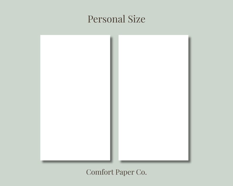 Op de afbeelding: Twee blanco witte rechthoekige papierinzetstukken naast elkaar geplaatst. De tekst Personal Size is bovenaan gecentreerd en de tekst Comfort Paper Co. is onderaan gecentreerd. De achtergrond is een effen licht saliegroene kleur.